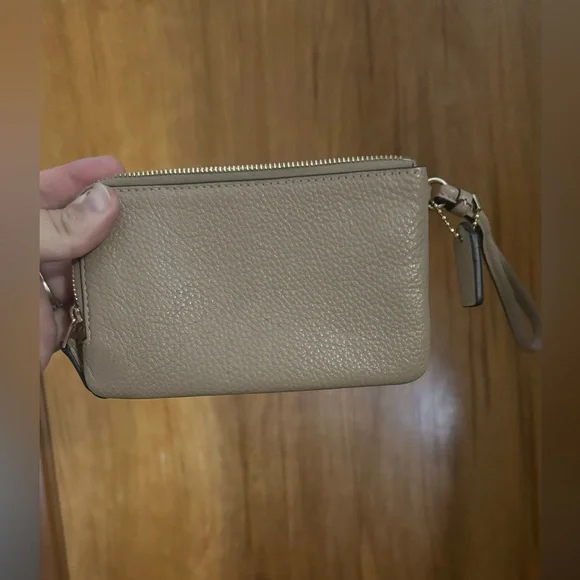 Tan coach wristlet - Picture 6 of 6